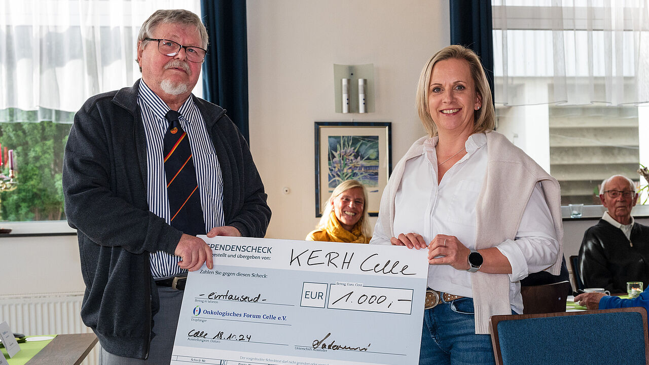 Der stellvertretende Kameradschaftsvorsitzende Jürgen Lademann (links) überreichte Liane von Hoff den Scheck. Foto: DBwV
