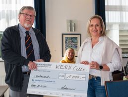Der stellvertretende Kameradschaftsvorsitzende Jürgen Lademann (links) überreichte Liane von Hoff den Scheck. Foto: DBwV