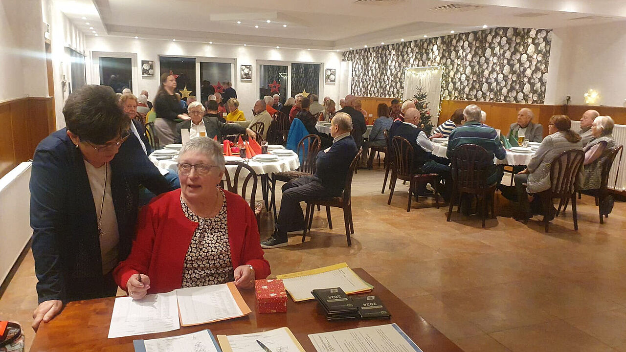 Die Protokollführerin Elsa Karstens mit Gerda Jankowsky bei der notwendigen Buchführung. Foto: LV Nord