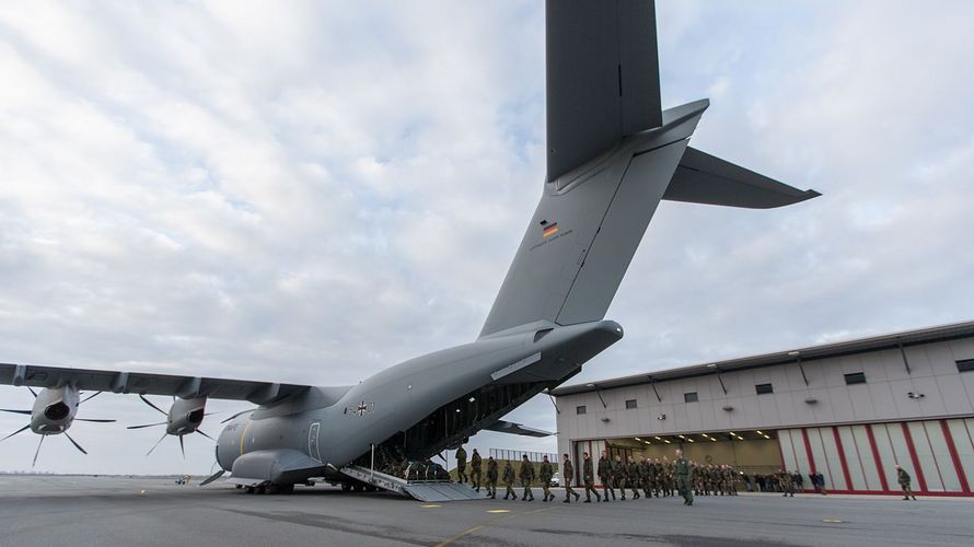 Abflug in den Einsatz: Soldaten des Taktischen Luftwaffengeschwaders 51 Immelmann starten im Dezember 2015 mit einem Airbus A400M vom Fliegerhorst Jagel in den Syrien-Einsatz. Inzwischen müssen Soldaten immer wieder lange Wartezeiten in Kauf nehmen, bevor