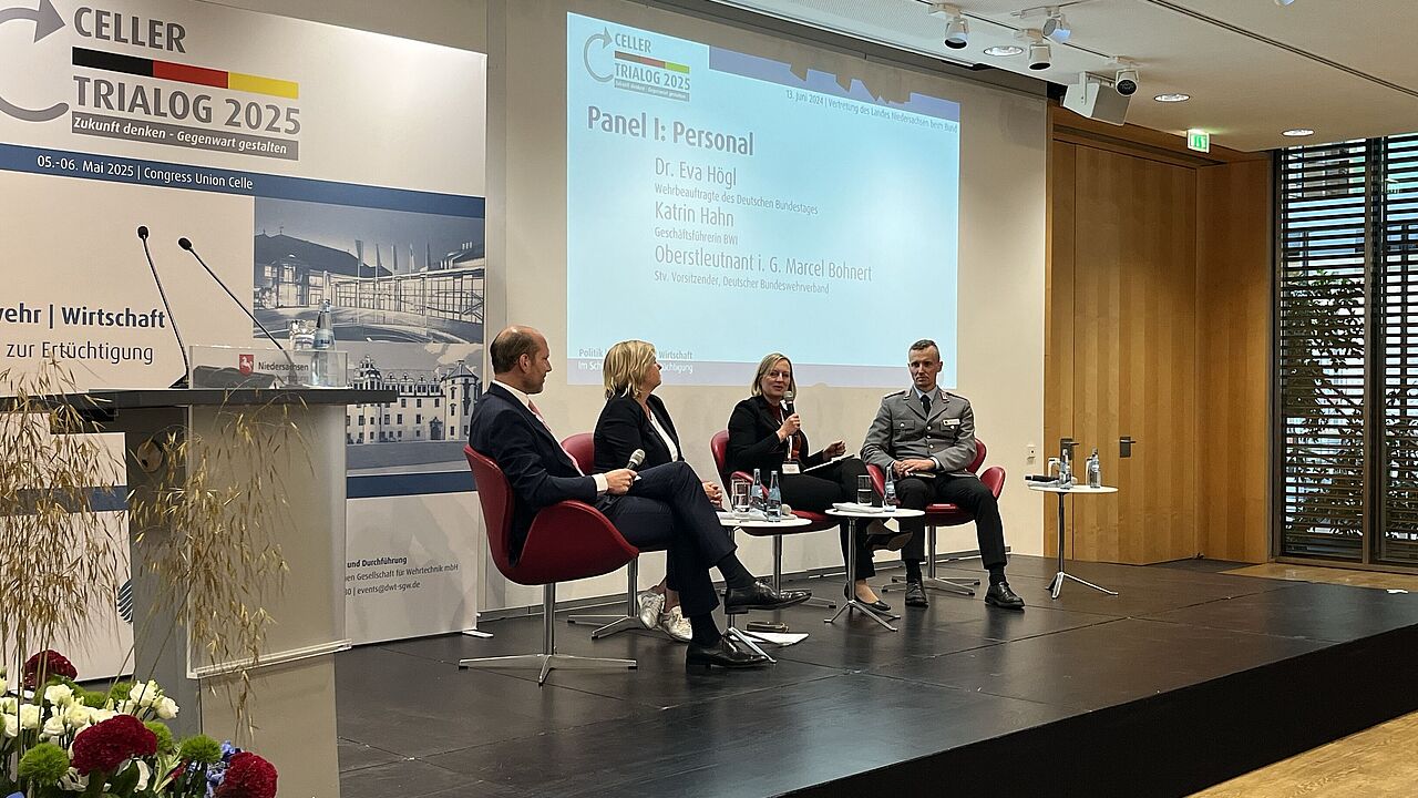 Im ersten Panel diskutierten die Wehrbeauftragte Dr. Eva Högl, Katrin Hahn (Geschäftsführerin BWI) und der stellvertretende Bundesvorsitzende Oberstleutnant i.G. Marcel Bohnert mit Moderator Oliver Rolofs (Managing Partner, COMMVISORY). Foto: DBwV/Eva Krämer