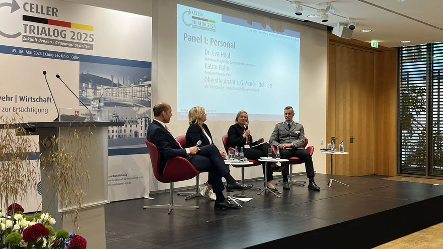 Im ersten Panel diskutierten die Wehrbeauftragte Dr. Eva Högl, Katrin Hahn (Geschäftsführerin BWI) und der stellvertretende Bundesvorsitzende Oberstleutnant i.G. Marcel Bohnert mit Moderator Oliver Rolofs (Managing Partner, COMMVISORY). Foto: DBwV/Eva Krämer