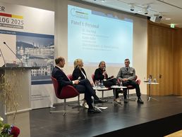 Im ersten Panel diskutierten die Wehrbeauftragte Dr. Eva Högl, Katrin Hahn (Geschäftsführerin BWI) und der stellvertretende Bundesvorsitzende Oberstleutnant i.G. Marcel Bohnert mit Moderator Oliver Rolofs (Managing Partner, COMMVISORY). Foto: DBwV/Eva Krämer