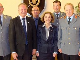 Von links: Oberstleutnant d.R. Johann Saller, Stv. Landrat Willi Killinger, Stabsfeldwebel a.D. Alois Ebner, Regens Bürgermeisterin Ilse Oswald, Oberstleutnant Jan-Mirko Schmidt, Generalleutnant Erhard Bühler und Oberstleutnant Thorsten Klapp. (Foto: Hauf