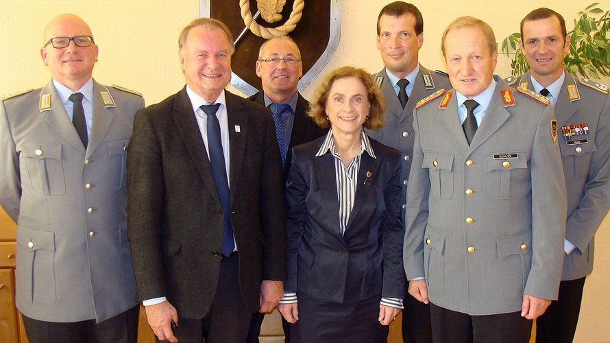 Von links: Oberstleutnant d.R. Johann Saller, Stv. Landrat Willi Killinger, Stabsfeldwebel a.D. Alois Ebner, Regens Bürgermeisterin Ilse Oswald, Oberstleutnant Jan-Mirko Schmidt, Generalleutnant Erhard Bühler und Oberstleutnant Thorsten Klapp. (Foto: Hauf