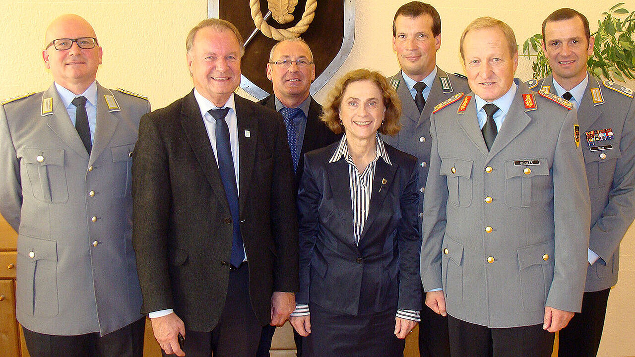 Von links: Oberstleutnant d.R. Johann Saller, Stv. Landrat Willi Killinger, Stabsfeldwebel a.D. Alois Ebner, Regens Bürgermeisterin Ilse Oswald, Oberstleutnant Jan-Mirko Schmidt, Generalleutnant Erhard Bühler und Oberstleutnant Thorsten Klapp. (Foto: Hauf