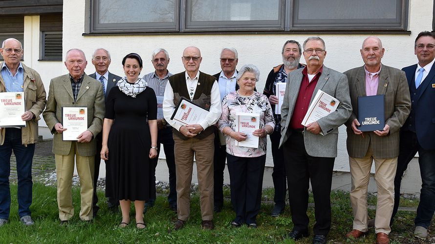 Die ausgezeichneten Mitglieder mit ihrer Vorsitzenden Wisura (4.v.l) und Bezirksvorsitzendem Jung (r). Foto: DBwV