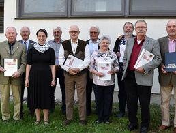 Die ausgezeichneten Mitglieder mit ihrer Vorsitzenden Wisura (4.v.l) und Bezirksvorsitzendem Jung (r). Foto: DBwV