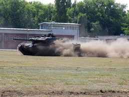 Wirbelt viel Staub auf: Der Kampfpanzer "Leopard 2" beeindruckt bei der dynamischen Vorführung des Heers. Foto: DBwV/Vieth