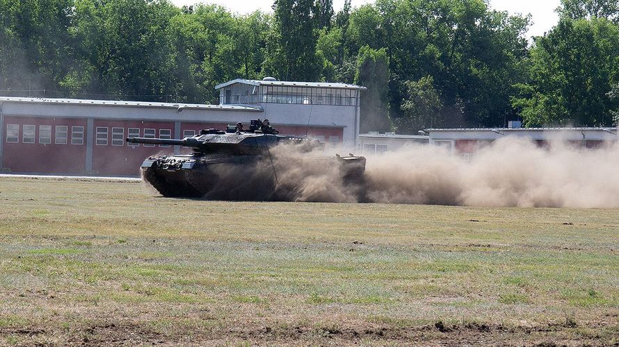 Wirbelt viel Staub auf: Der Kampfpanzer "Leopard 2" beeindruckt bei der dynamischen Vorführung des Heers. Foto: DBwV/Vieth