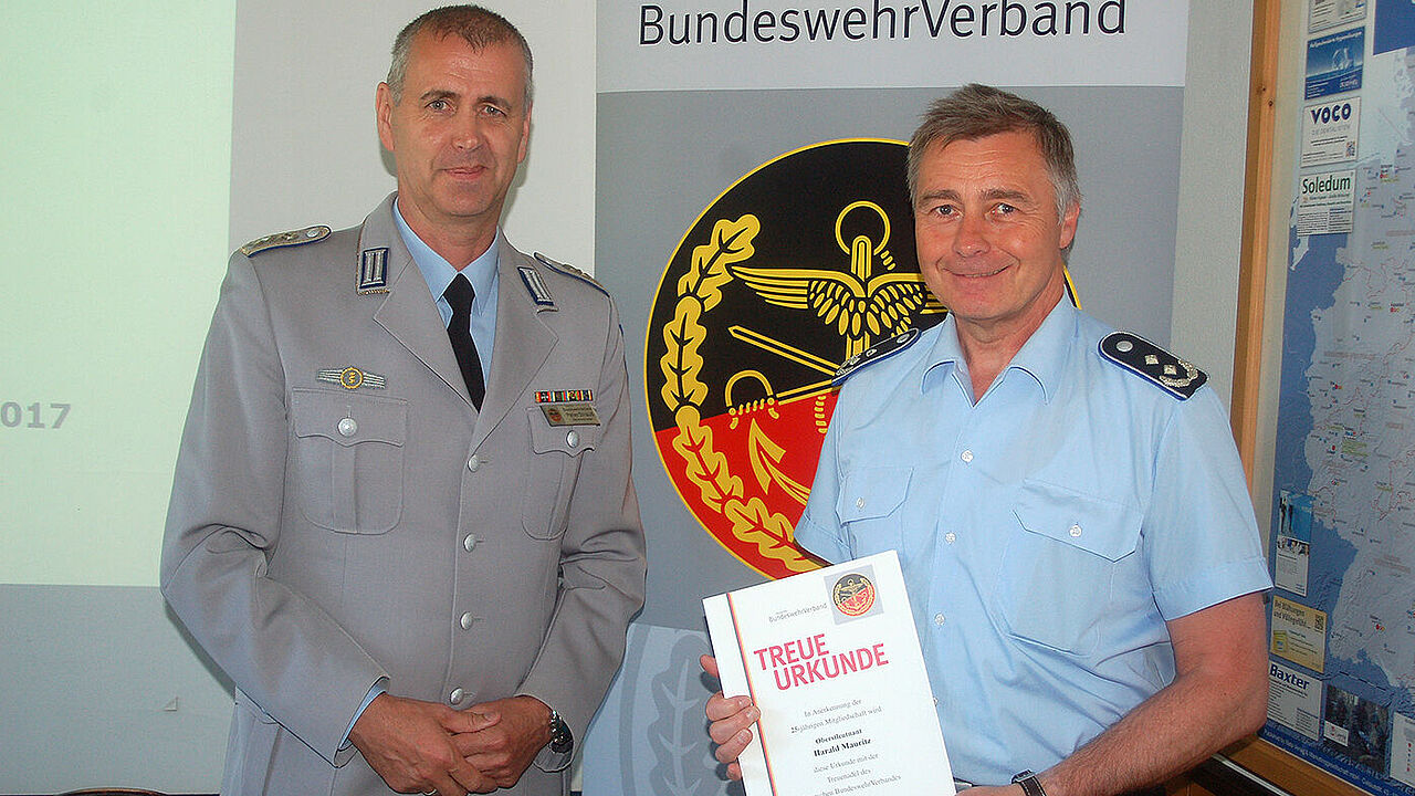 v.l.: Peter Strauß mit Harald Mauritz, der seit 25 Jahren im DBwV ist (Foto: LV Nord/DBwV)