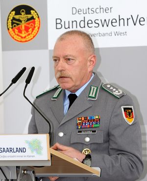 Ohne politischen Willen, einschließlich der erforderlichen Finanzierung wird die Bundeswehr aus dem Tal des Elends nicht herauskommen. Letztlich steht die Bundeswehr für den Schutz unserer Bevölkerung und des Staatsgebiets vor äußeren Feinden mahnt Oberst