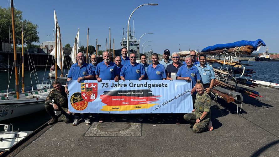 Auch in Kiel zeigten DBwV-Mitglieder im Landesverband Nord klar Flagge für das Grundgesetz, das vor wenigen Wochen 75 Jahre alt wurde. Foto: LV Nord