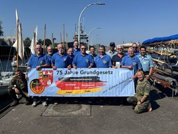 Auch in Kiel zeigten DBwV-Mitglieder im Landesverband Nord klar Flagge für das Grundgesetz, das vor wenigen Wochen 75 Jahre alt wurde. Foto: LV Nord