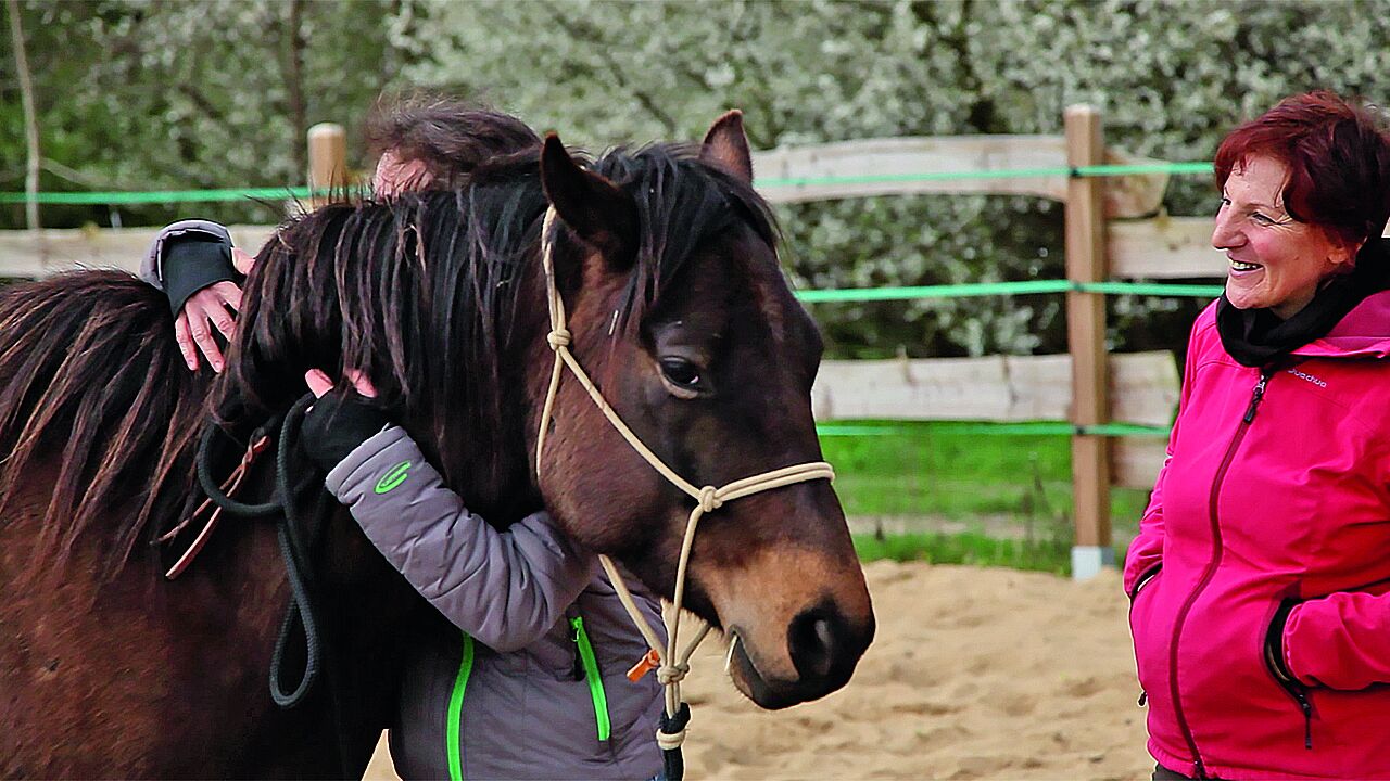 Auf dem Therapiehof von Claudia Swierczek (r.), der sich heute in Alt Jabel befindet, kann die an PTBS erkrankte Kerstin Brandt entspannen. Foto: Therapiehof Swierczek