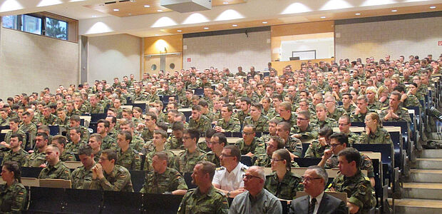 Plenum mit rund 350 studierende Offiziersanwärtern und Offizieren. Foto: DBwV