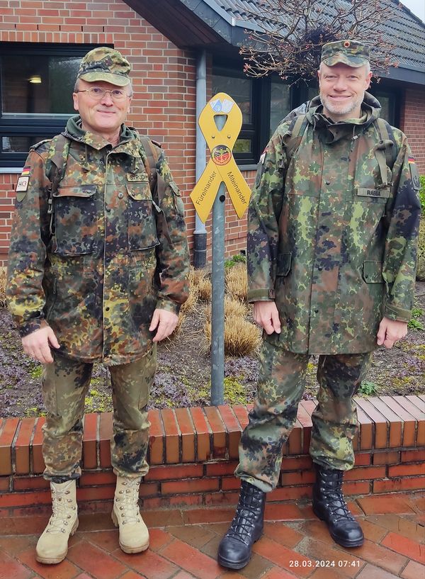 Auch die Oberstleutnante Jörg Struckmeier und Axel Rabba von der Logistikschule der Bundeswehr marschierten mit. Foto: Jörg Struckmeier