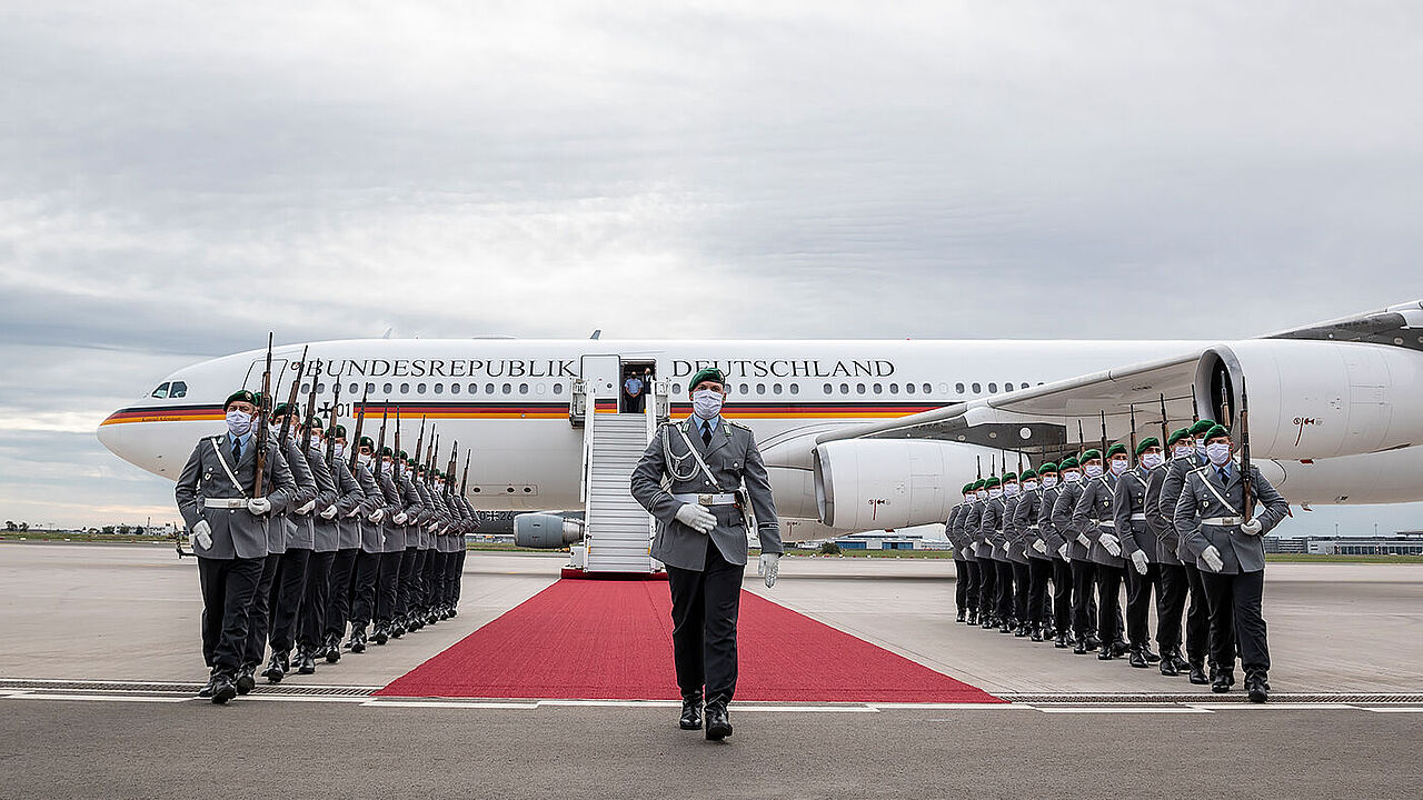 Wachbataillon und Flugbereitschaft BMVg haben gemeinsam mit weiteren Behörden die protokollarischen Abläufe am Flughafen BER geprobt. Foto: Bundeswehr/Jane Schmidt