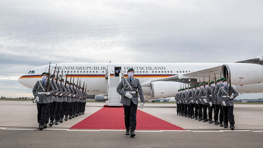 Wachbataillon und Flugbereitschaft BMVg haben gemeinsam mit weiteren Behörden die protokollarischen Abläufe am Flughafen BER geprobt. Foto: Bundeswehr/Jane Schmidt