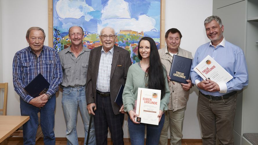 Vorsitzender Stabsfeldwebel a.D. Bernd Uiffinger (2.v.l.)  mit den langjährigen Mitgliedern Josef Geck, Klaus Kunz und Hans Feulner, Lothar Cvachovec und der Ausgezeichneten Jennifer Roth. Foto: DBwV/Ingo Kaminsky