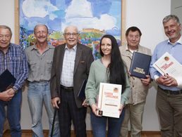 Vorsitzender Stabsfeldwebel a.D. Bernd Uiffinger (2.v.l.)  mit den langjährigen Mitgliedern Josef Geck, Klaus Kunz und Hans Feulner, Lothar Cvachovec und der Ausgezeichneten Jennifer Roth. Foto: DBwV/Ingo Kaminsky