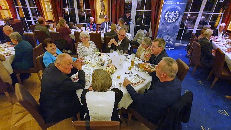Mitglieder der Kameradschaft ERH feierten mit ihren Gästen aus dem Landesvorstand den Jahresabschluss in Bad Mergentheim. Foto: Carina Rother.