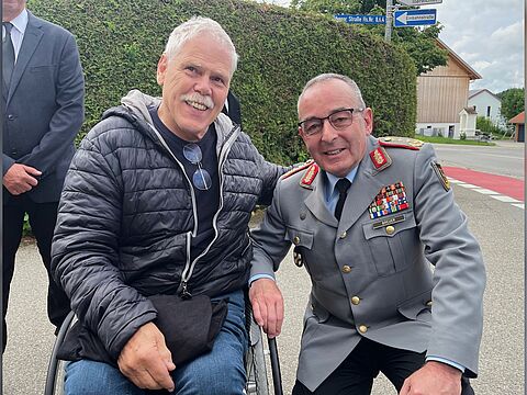 Obermaat a.D. Albrecht Hung hatte bei der Gedenkfeier des Iller-Unglücks Gelegenheit für ein kurzes Gespräch mit Generalinspekteur Carsten Breuer. Fotos: Unger