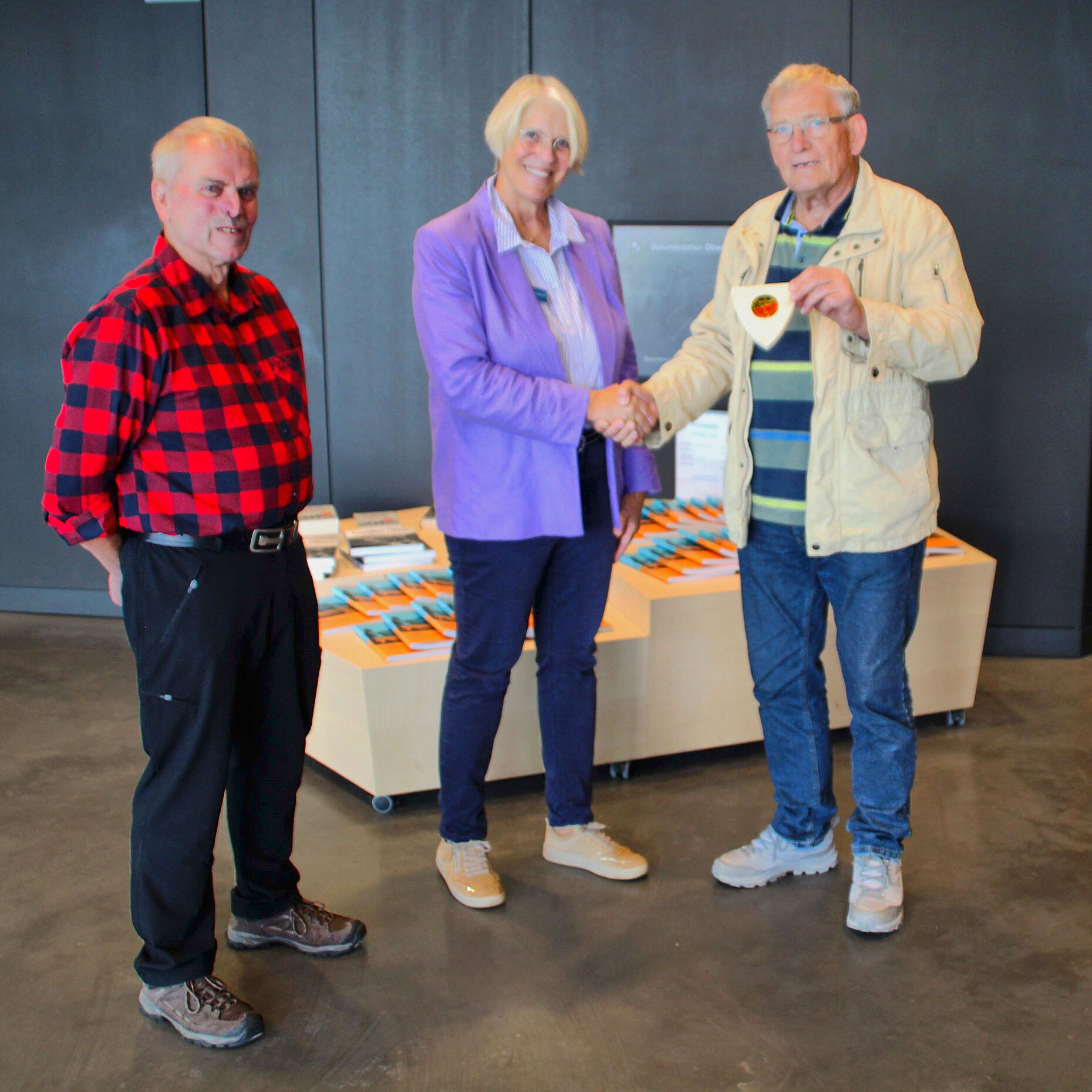 Organisator Oberstleutnant a.D. W. Schwarz (von links), Museumsführerin von Rennenkampff und Vorsitzender Oberstleutnant a.D. Klaus Schwarzenberger. Foto: Klaus Schwarzenberger