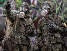 Koppeltragesysteme, wie sie von diesen beiden Soldaten bei einer Übung getragen werden, gehören in der Bundeswehr bald der Vergangenheit an. Foto: Bundeswehr/Jane Schmidt