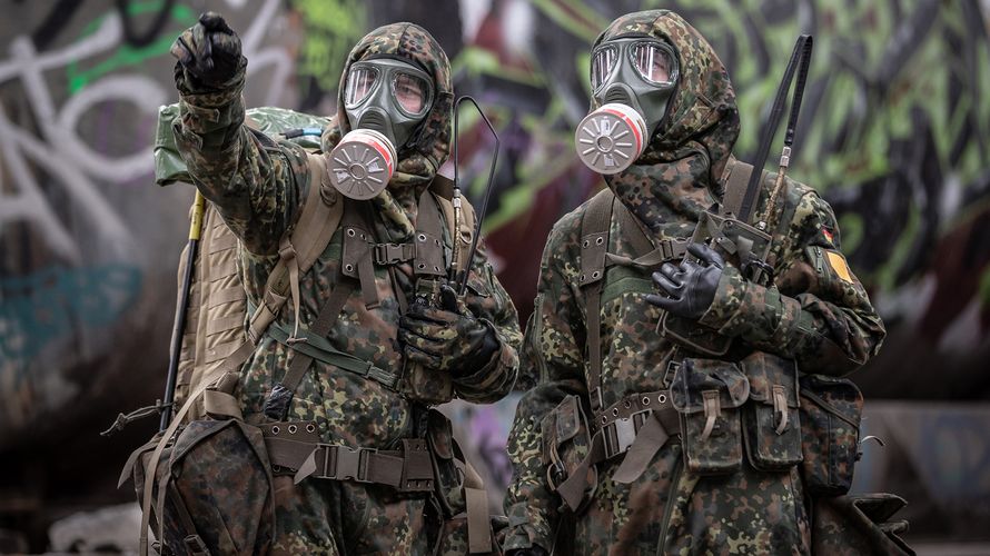 Koppeltragesysteme, wie sie von diesen beiden Soldaten bei einer Übung getragen werden, gehören in der Bundeswehr bald der Vergangenheit an. Foto: Bundeswehr/Jane Schmidt