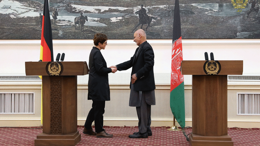 Verteidigungsministerin Annegret Kramp-Karrenbauer traf sich in Kabul auch zu Gesprächen mit dem afghanischen Präsidenten Ashraf Ghani. Foto: picture alliance / AA