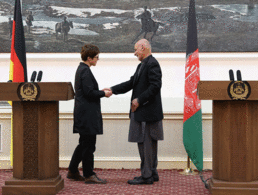 Verteidigungsministerin Annegret Kramp-Karrenbauer traf sich in Kabul auch zu Gesprächen mit dem afghanischen Präsidenten Ashraf Ghani. Foto: picture alliance / AA