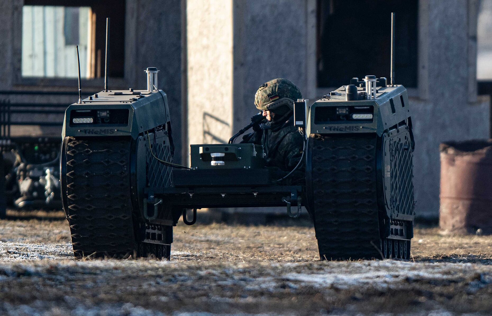 Ein THeMIS Unmanned Ground Vehicle des Herstellers Milrem Robotics transportiert einen Bundeswehrsoldaten. Foto: picture alliance/dpa/Fabian Sommer