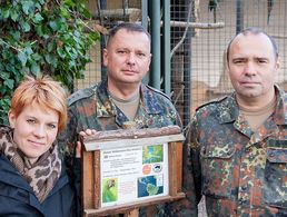 v.l.: Frau Julia Gottschlich, Hptm Mike Becher, Hptm Ralf Baasch. (Foto: TruKa Delitzsch)