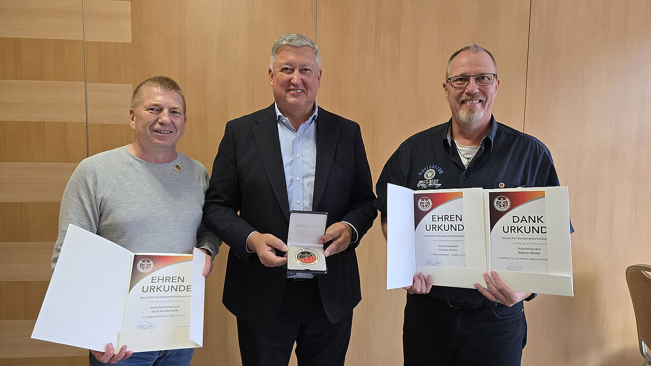 Bei der Ehrung (v.l.n.r.): Gerd Dombrowski, Thomas Behr und Hannes Dreier. Foto: LV Nord
