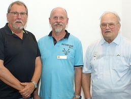 Die geehrten Beisitzer Gottfried Sembdner (rechts) und Wolfgang Fischer (links) mit dem Vorsitzenden der sKERH Joachim Triemer. (Foto: Thomas Hinke, sKERH Diepholz)