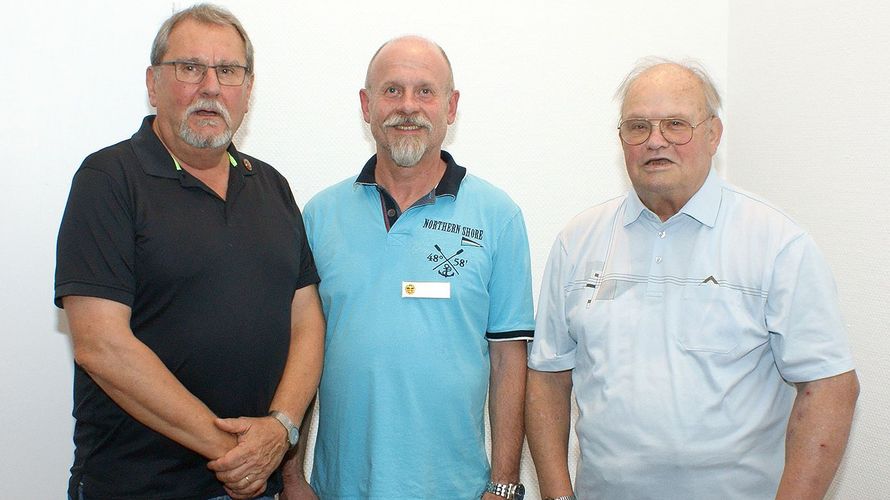 Die geehrten Beisitzer Gottfried Sembdner (rechts) und Wolfgang Fischer (links) mit dem Vorsitzenden der sKERH Joachim Triemer. (Foto: Thomas Hinke, sKERH Diepholz)