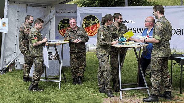 Bezirksvorsitzender StFw a.D. Holger Wahl (2 v.r.) in Aktion am DBwV-Infostand der sTruKa Grafschaft (Foto:  sTruKa Grafschaft)