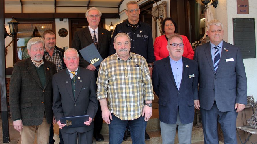 Gruppenfoto der Jubilare mit „ihrer“ Wahlkreisabgeordneten:  (v.l) Gerd Demmel, Michael Hymmer, Hans Dietrich Gericke, Bodo Christ, Detlef Nebert, Friedhelm Reeb, Bettina Lugk (MdB), Klaus Schröder und Ingo Ziergiebel. Foto: Peter Maschinski