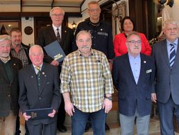 Gruppenfoto der Jubilare mit „ihrer“ Wahlkreisabgeordneten:  (v.l) Gerd Demmel, Michael Hymmer, Hans Dietrich Gericke, Bodo Christ, Detlef Nebert, Friedhelm Reeb, Bettina Lugk (MdB), Klaus Schröder und Ingo Ziergiebel. Foto: Peter Maschinski