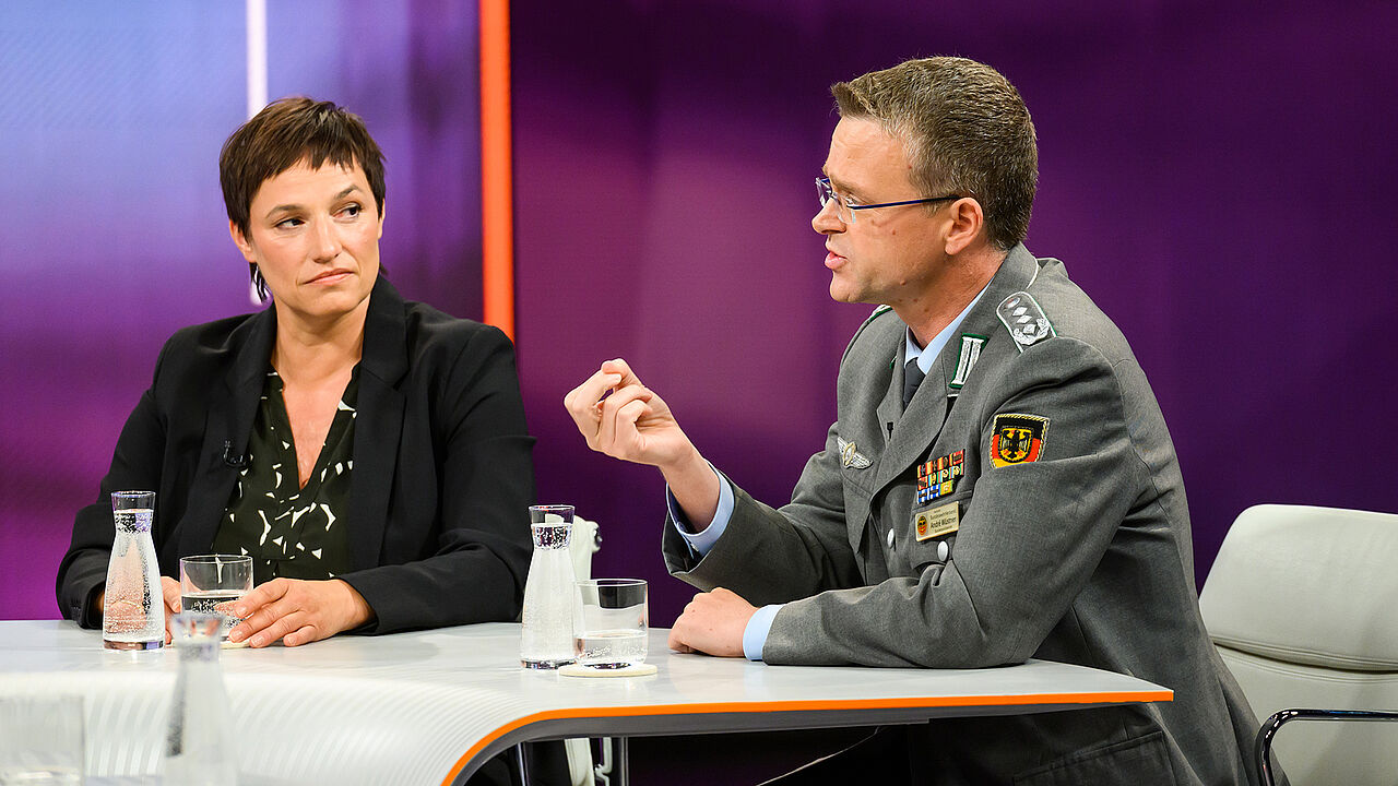 Nicole Deitelhoff und Oberst André Wüstner in der ZDF-Talkshow „Maybrit Illner“. Foto: ZDF/Jule Roehr