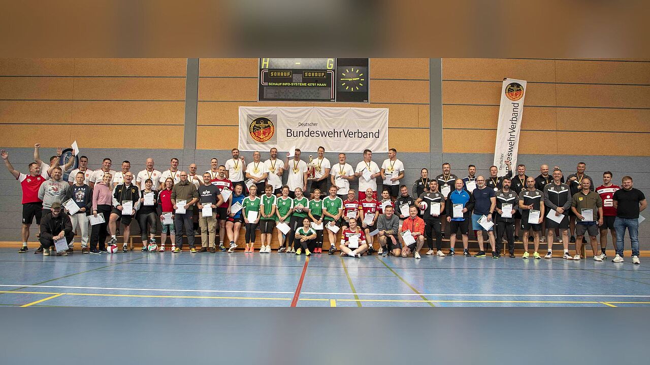 Auch in diesem Jahr konnte das AusbKdo wieder ein Volleyballturnier veranstalten, das durch die Unterstützung des DBwV zu einem vollen Erfolg wurde. Foto: Bundeswehr/Pandza
