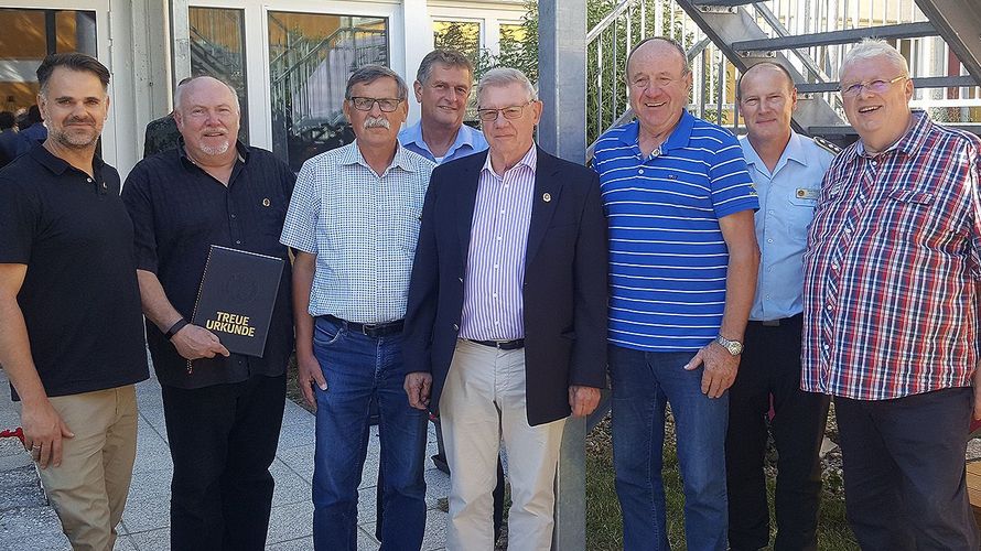 Uffz d.R. Michael Meister (v. l.), HptFw d.R. Ludwig Mechler, StFw a.D. Alfred Bergmann, OStFw a.D. Bernhard Hauber, Hptm a.D. Gerhard Rolfs, Maat d.R. Karl-Heinz Bieret, Hptm Oliver Hartmann, Fw d.R. Siegbert Schneider. Foto: Roland Stengl 