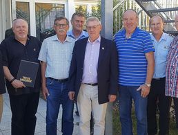 Uffz d.R. Michael Meister (v. l.), HptFw d.R. Ludwig Mechler, StFw a.D. Alfred Bergmann, OStFw a.D. Bernhard Hauber, Hptm a.D. Gerhard Rolfs, Maat d.R. Karl-Heinz Bieret, Hptm Oliver Hartmann, Fw d.R. Siegbert Schneider. Foto: Roland Stengl 