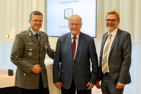 Preisträger Winfried Nachtwei (M.) mit dem Bundesvorsitzenden, Oberst André Wüstner, und dem Abteilungsleiter Politik im DBwV, Fritz von Korff. Foto: DBwV/Yann Bombeke