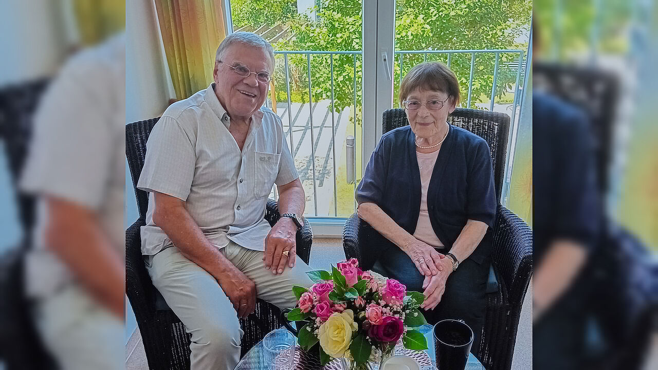 Der Nürnberger KERH-Vorsitzende Oberstleutnant a.D. Matthias Nickel gratulierte Lore Hartmann zum 96. Geburtstag. Fotos: Brucker