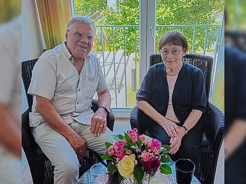 Der Nürnberger KERH-Vorsitzende Oberstleutnant a.D. Matthias Nickel gratulierte Lore Hartmann zum 96. Geburtstag. Fotos: Brucker