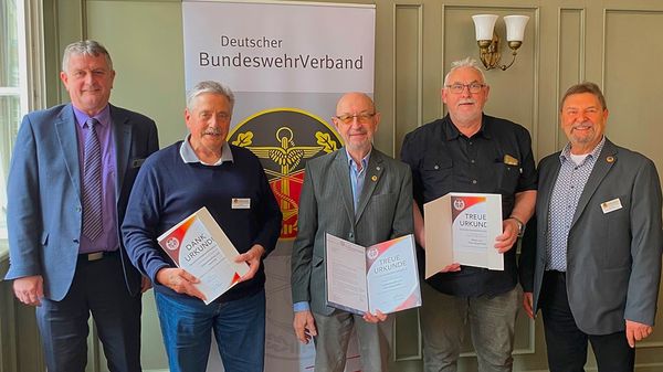 Die geehrten Mitglieder der Kameradschaft Stabsunteroffizier d.R. Josef Riß (2.v.l.), Stabsfeldwebel a.D. Erich Ostermöller und Major a.D. Claus Mayerhofer. Foto: KERH Augsburg
