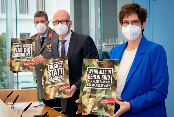 Verteidigungsministerin Annegret Kramp-Karrenbauer, Staatssekretär Peter Tauber und Generalleutnant Markus Laubenthal stellten das Projekt "Dein Jahr für Deutschland" der Öffentlichkeit vor. Foto: picture alliance/dpa/Kay Nietfeld