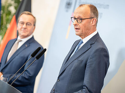 Gemeinsam mit Verteidigungsminister Boris Pistorius (SPD, l.) stellte Bundeskanzler Friedrich Merz (CDU) das von der Bundesregierung beschlossene Wehrdienst-Modernisierungsgesetz vor. Foto: picture alliance/Chris Emil Janßen